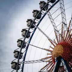Grande roue de fête foraine, idéale pour une deco fete foraine a imprimer. Ses nacelles et son centre lumineux rappellent la magie des fêtes.