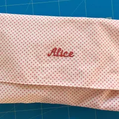 Tuto pochette range serviette de table personnalisée "Alice". Idéal pour les pique-niques ou les repas à l'extérieur.