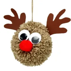 Un adorable renne fait main, idéal pour fabriquer un Père Noël en pompon de laine. Ses grands yeux et son nez rouge le rendent irrésistible.