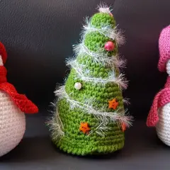 Trois adorables bonhommes de neige et un sapin de Noël tricotés, parfaits pour une déco de Noël. Modèle gratuit déco noël au tricot.