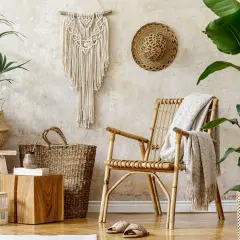 Ambiance bohème avec une chaise en rotin, paniers tressés, macramé et plantes vertes. Une **exotique déco des îles à faire soi même** pour un coin détente.
