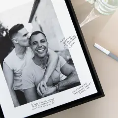 Cadre photo noir avec un couple s'embrassant, des messages manuscrits. Une idée livre d'or original pour un anniversaire ou mariage.
