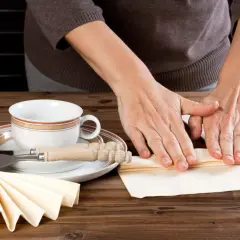 Mains expertes en pliage serviette papier 40x40 pour une table élégante.