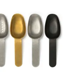 Quatre cuillères plates de différentes couleurs (argent perforé, doré, argent, noir) pour une utilisation variée.
