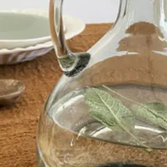 Comment nettoyer une carafe en verre : une astuce naturelle avec des feuilles de sauge pour un éclat parfait.