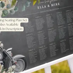 Un faire-part mariage moto avec des fleurs. Le plan de table est visible, avec les noms des invités.