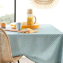 Table dressée avec une nappe à motifs géométriques bleus et blancs. Idéal pour savoir quelle couleur de nappe choisir pour un style frais et naturel.