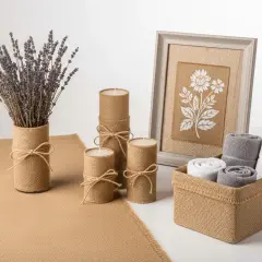Ambiance champêtre avec des bougies et un vase en toile de jute. Une belle idée déco toile de jute pour un intérieur chaleureux.