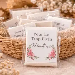 Un panier rempli de petits paquets décorés de fleurs, parfaits pour les larmes de joie.