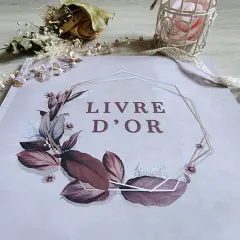 Livre d'or orné de feuillages et fleurs, entouré d'une guirlande perlée. Une belle idée pour remplir un livre d'or de souvenirs précieux.