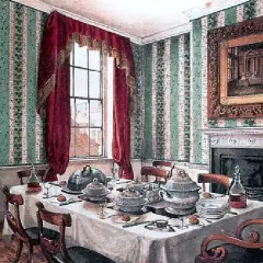 Salle à manger élégante avec table dressée pour un repas, suggérant un service à la française droite ou gauche. Papier peint rayé vert et blanc, rideaux rouges.