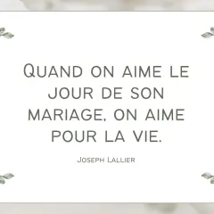 Un poème mariage court : "Quand on aime le jour de son mariage, on aime pour la vie." Joseph Lallier. Décor floral blanc.