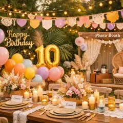 Une table de fête avec une **déco table thème musique** pour un 10ème anniversaire, ballons, guirlandes et un coin photo.