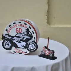Urne anniversaire moto pour Jean-Jacques, 60 ans et bonne retraite. Une petite moto décore la table.
