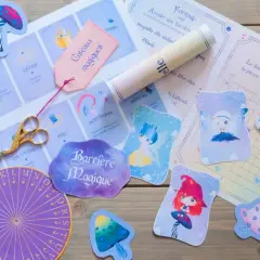 Un jeu de piste pour une **forêt enchantée** : cartes de personnages, énigmes, ciseaux magiques et un parchemin mystérieux.