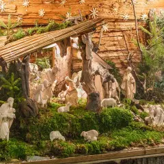 Plan pour fabriquer crèche de Noël : scène de la Nativité avec Marie, Joseph, l'enfant Jésus, des bergers, des moutons et des rois mages.