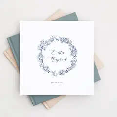 Livre d'or à personnaliser, orné d'une couronne de feuillage bleu marine. Idéal pour immortaliser vos souvenirs.
