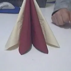 Serviettes pliées en forme de cône, prêtes pour une présentation élégante.