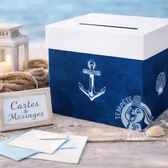 Urne thème mer, décorée d'une ancre et d'un coquillage, sur un fond de plage avec des lanternes et des cordages.