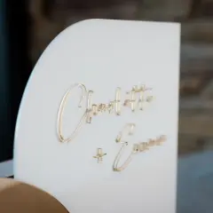 Boîte à enveloppe blanche avec les noms "Charlotte + Emma" en lettres dorées.