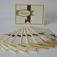 Ensemble de cartes "Merci" pour un remerciement noces d'or, avec un ruban marron et des motifs floraux en relief.