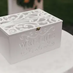 Boîte blanche décorée pour les vœux de mariage, ornée du mot "WEDDING". Une urne élégante pour recueillir les messages des invités.