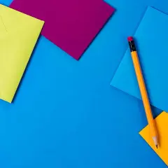Enveloppes colorées et crayon, prêts pour une sms invitation apéro.