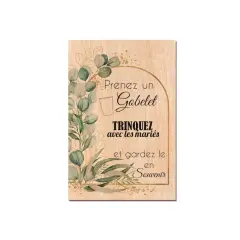 Affiche en bois décorée de feuillages : "Prenez un gobelet, trinquez avec les mariés et gardez-le en souvenir.