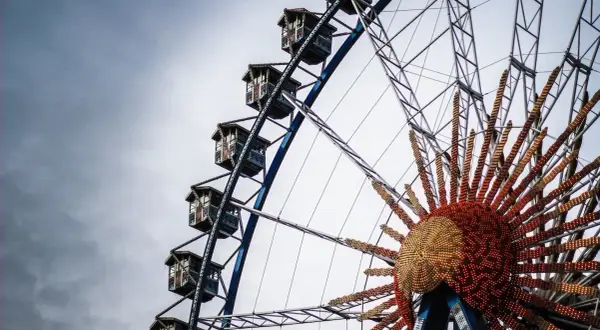 Grande roue de fête foraine, idéale pour une deco fete foraine a imprimer. Ses nacelles et son centre lumineux rappellent la magie des fêtes.