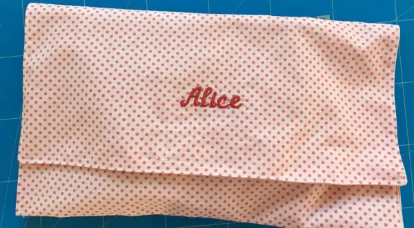 Tuto pochette range serviette de table personnalisée "Alice". Idéal pour les pique-niques ou les repas à l'extérieur.