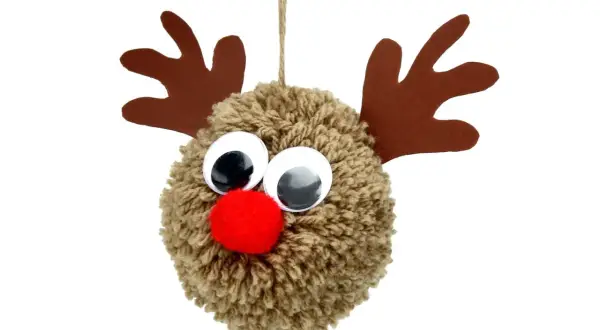 Un adorable renne fait main, idéal pour fabriquer un Père Noël en pompon de laine. Ses grands yeux et son nez rouge le rendent irrésistible.