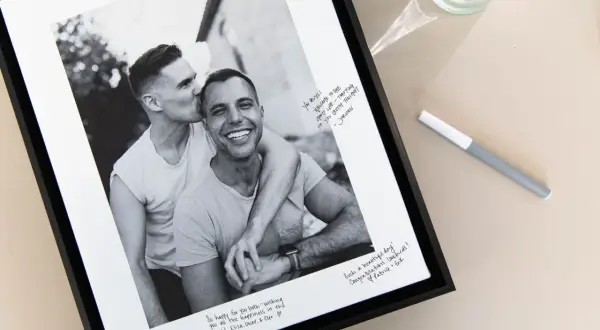 Cadre photo noir avec un couple s'embrassant, des messages manuscrits. Une idée livre d'or original pour un anniversaire ou mariage.