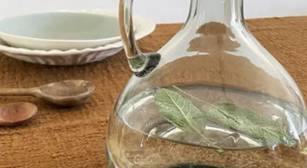 Comment nettoyer une carafe en verre : une astuce naturelle avec des feuilles de sauge pour un éclat parfait.