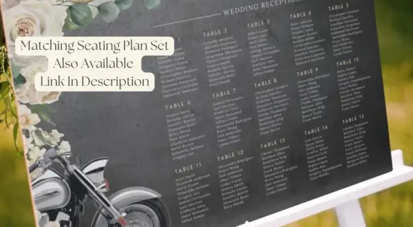 Un faire-part mariage moto avec des fleurs. Le plan de table est visible, avec les noms des invités.