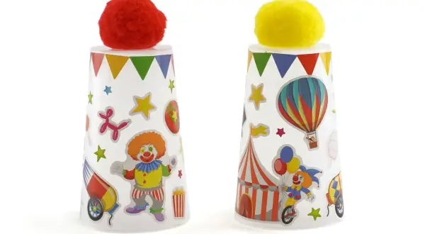 Deux gobelets décorés avec des motifs de cirque, parfaits pour une décoration cirque à faire soi même. Un clown, un ballon, une montgolfière et un chapiteau ornent les gobelets.
