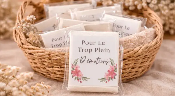 Un panier rempli de petits paquets décorés de fleurs, parfaits pour les larmes de joie.