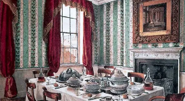 Salle à manger élégante avec table dressée pour un repas, suggérant un service à la française droite ou gauche. Papier peint rayé vert et blanc, rideaux rouges.