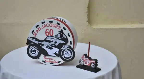 Urne anniversaire moto pour Jean-Jacques, 60 ans et bonne retraite. Une petite moto décore la table.
