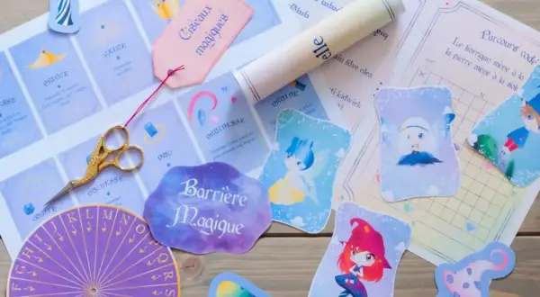 Un jeu de piste pour une **forêt enchantée** : cartes de personnages, énigmes, ciseaux magiques et un parchemin mystérieux.