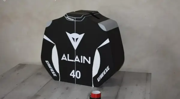 Urne moto personnalisée pour Alain, numéro 40, style Dainese. Un petit modèle créatif pour collectionner les économies.