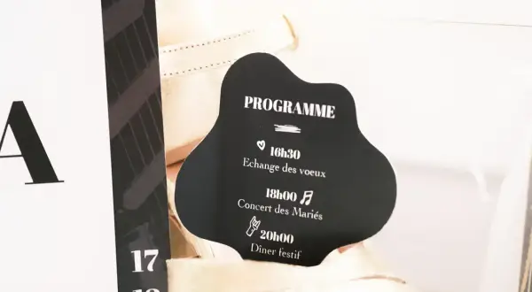 Programme d'un faire part mariage rock : échange des vœux à 16h30, concert des mariés à 18h, dîner festif à 20h.