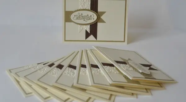 Ensemble de cartes "Merci" pour un remerciement noces d'or, avec un ruban marron et des motifs floraux en relief.