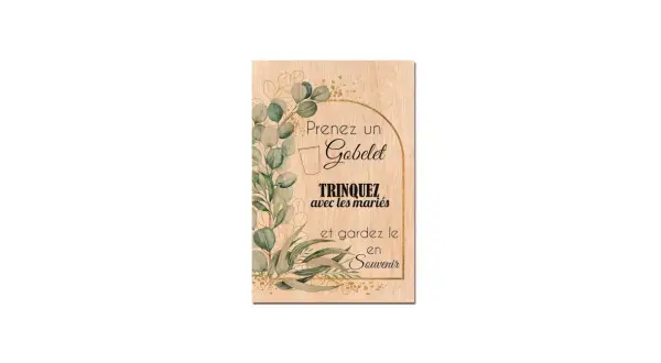 Affiche en bois décorée de feuillages : "Prenez un gobelet, trinquez avec les mariés et gardez-le en souvenir.