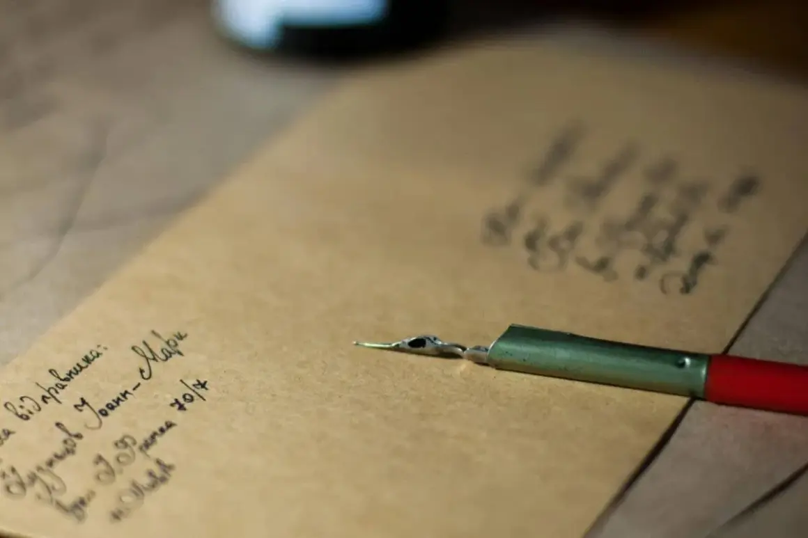 Plume et encre sur papier kraft. On peut écrire famille sur une enveloppe pour envoyer des nouvelles.