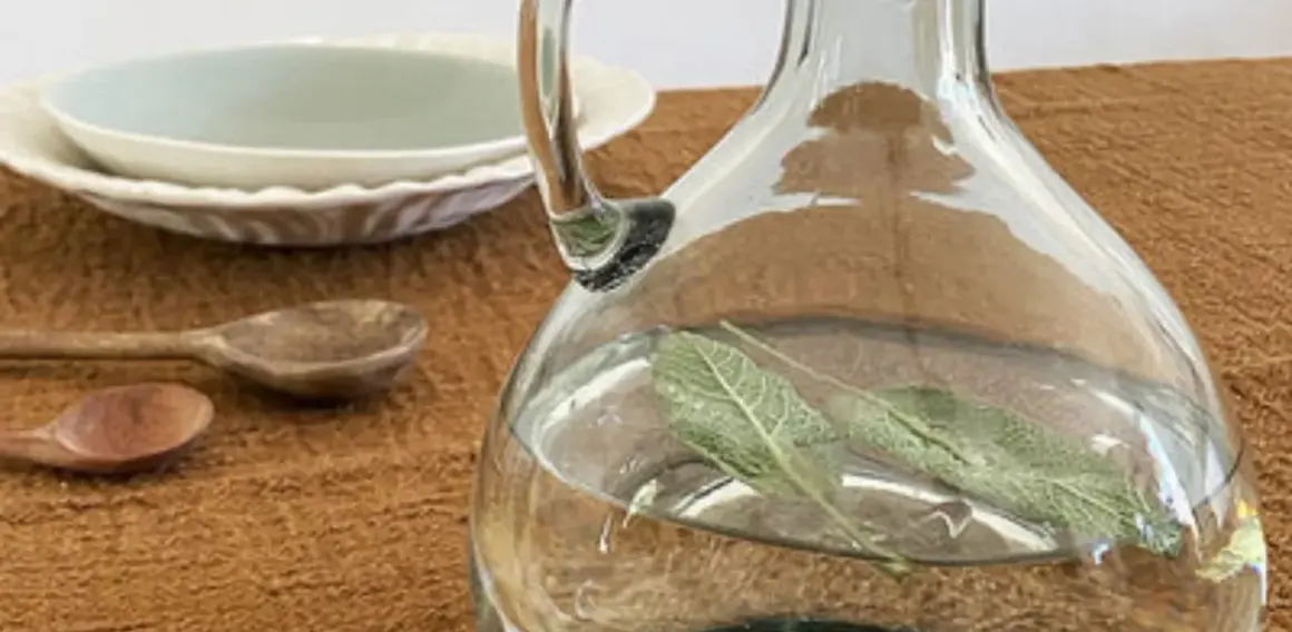 Comment nettoyer une carafe en verre : une astuce naturelle avec des feuilles de sauge pour un éclat parfait.
