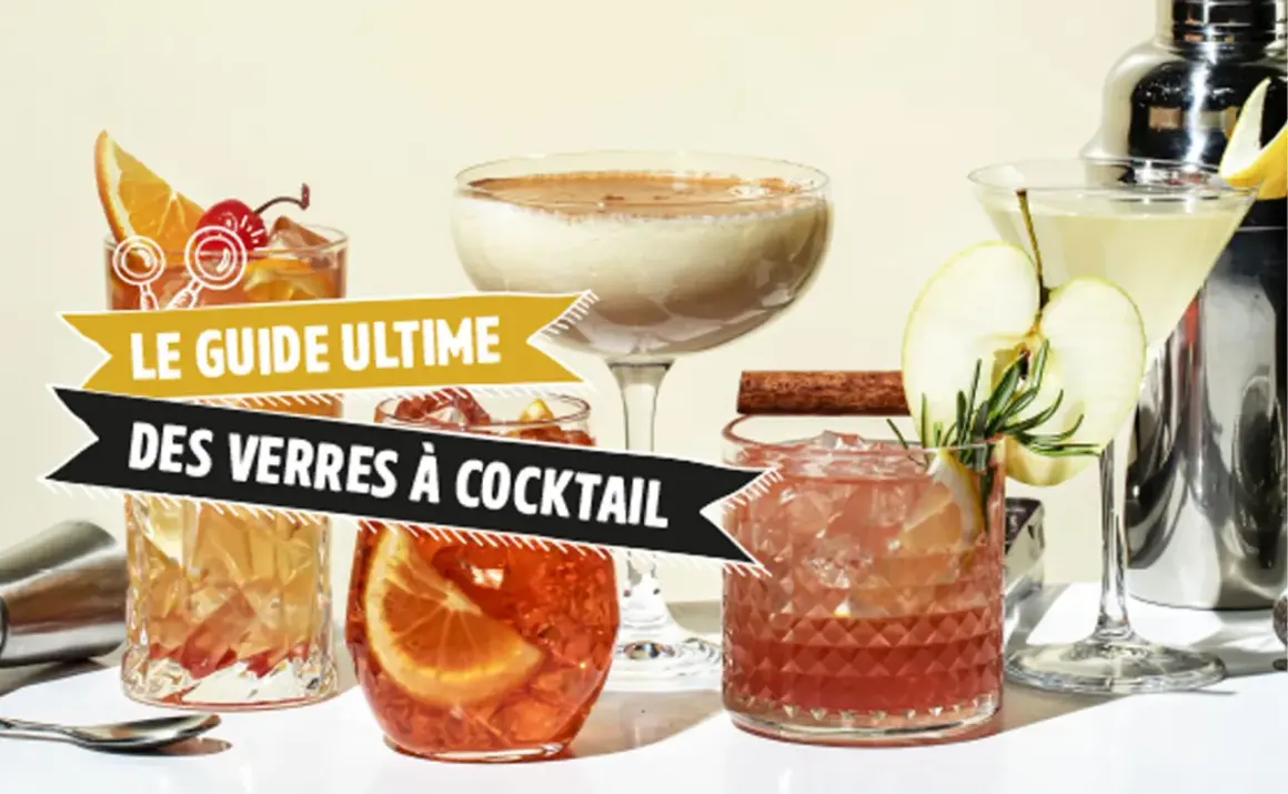 Le guide ultime des verres à cocktail présente divers types de verre cocktail, garni de fruits et d'épices.