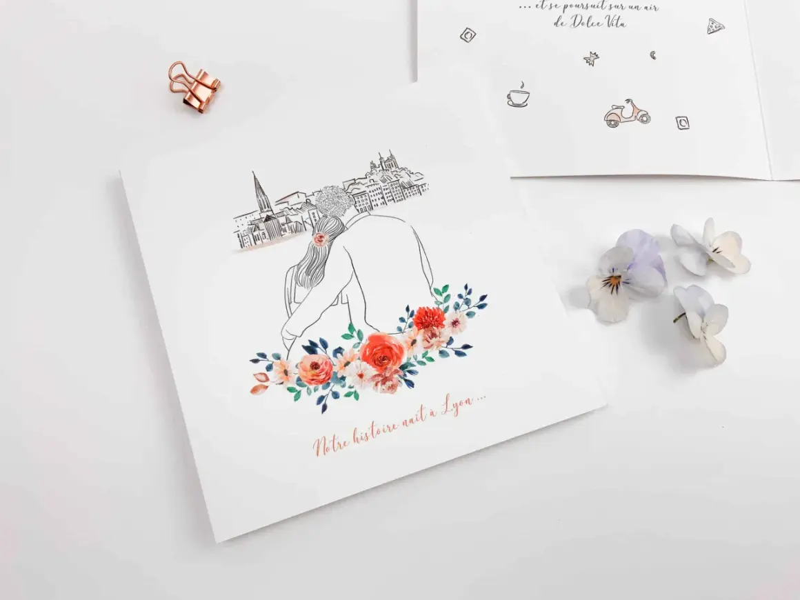 Un faire-part avec un dessin de couple devant une ville, orné de fleurs. Le texte "Notre histoire naît à Lyon..." suggère un événement spécial.