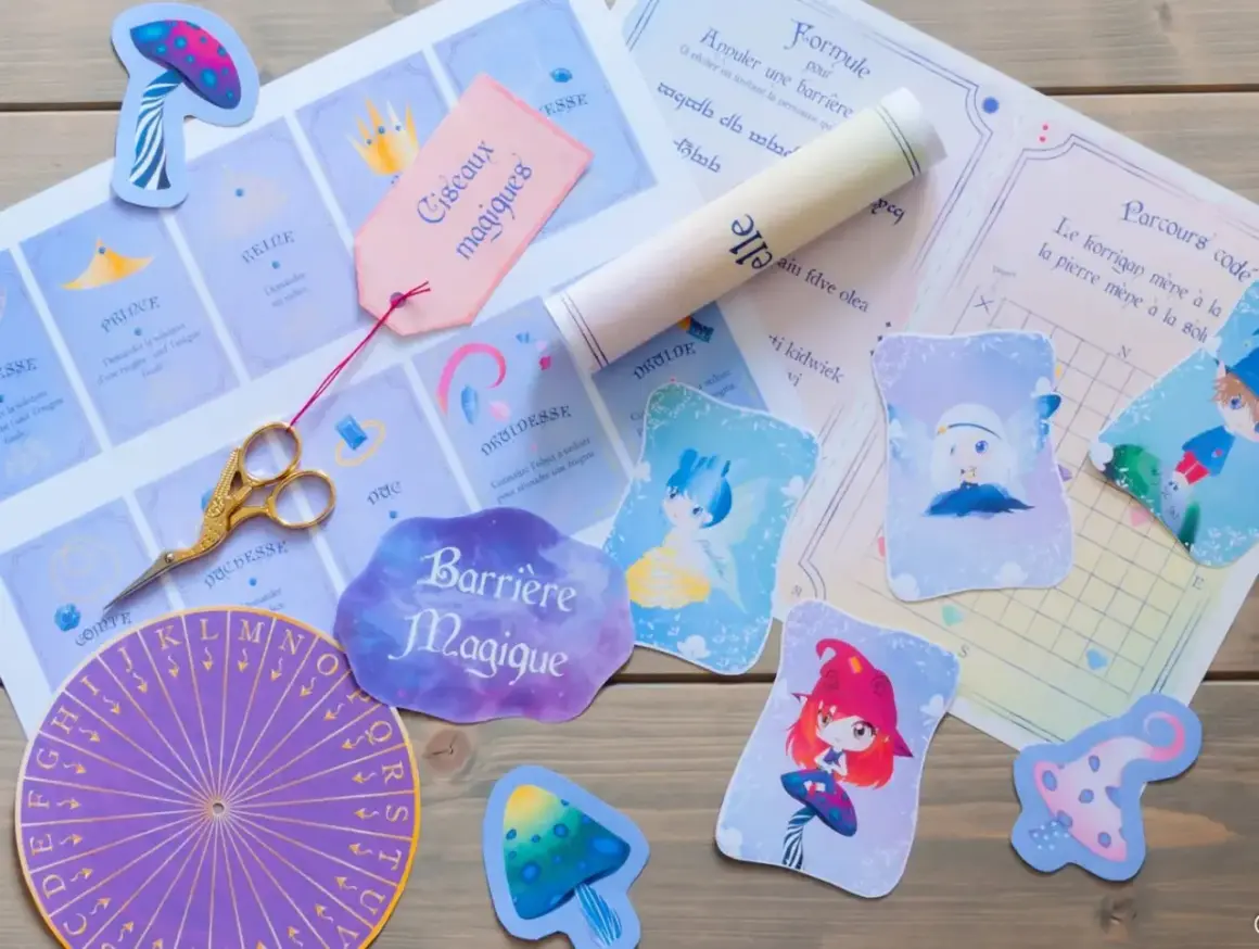 Un jeu de piste pour une **forêt enchantée** : cartes de personnages, énigmes, ciseaux magiques et un parchemin mystérieux.