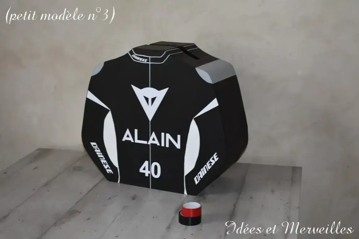 Urne moto personnalisée pour Alain, numéro 40, style Dainese. Un petit modèle créatif pour collectionner les économies.