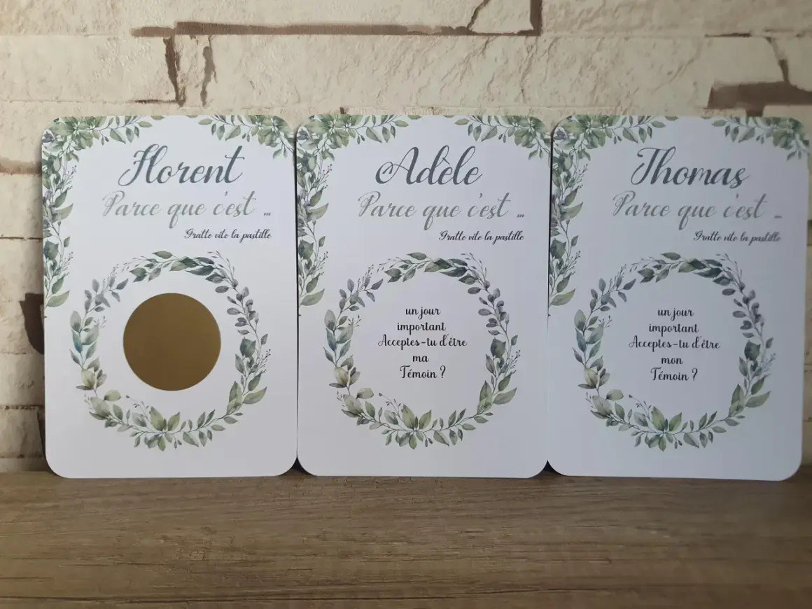 Trois cartes avec une idée demande témoin : Florent, Adèle et Thomas sont invités à gratter pour découvrir la question.